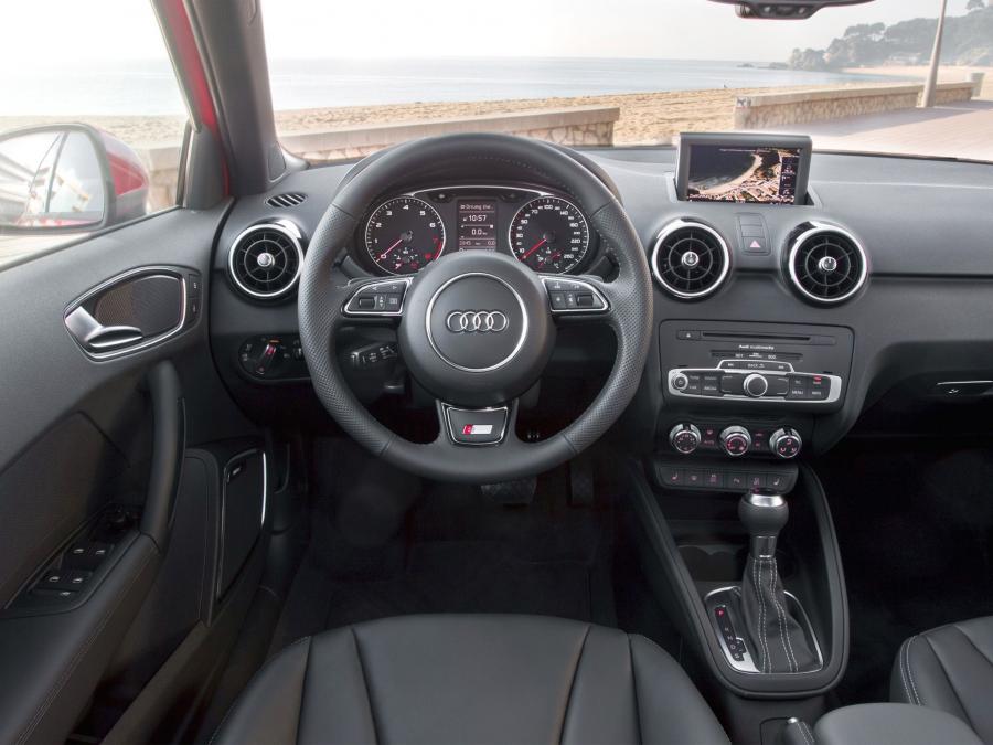 Торпедо Audi A1 Sportback TDI S-Line (8X) 2012 года  (фото 10 из 19)